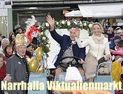 Faschingsauftakt mit Vorstellung des neuen Narrhalla-Prinzenpaares, des offiziellen Faschingsprinzenpaares 2017 der Landeshauptstadt München auf dem Viktualienmarkt  (©Foto: Ingrid Grossmann)